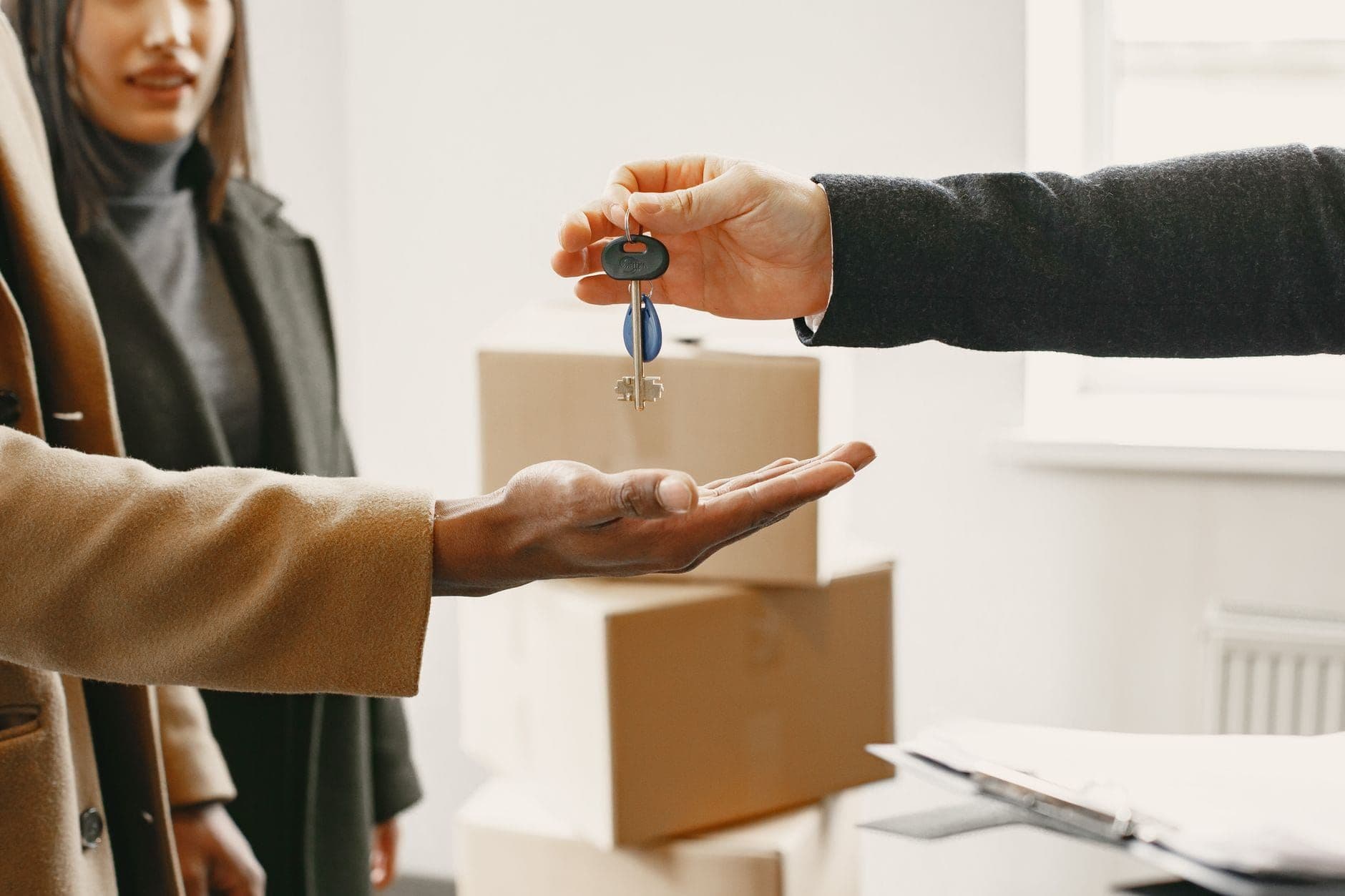 Handing over apartment keys to a new tenant